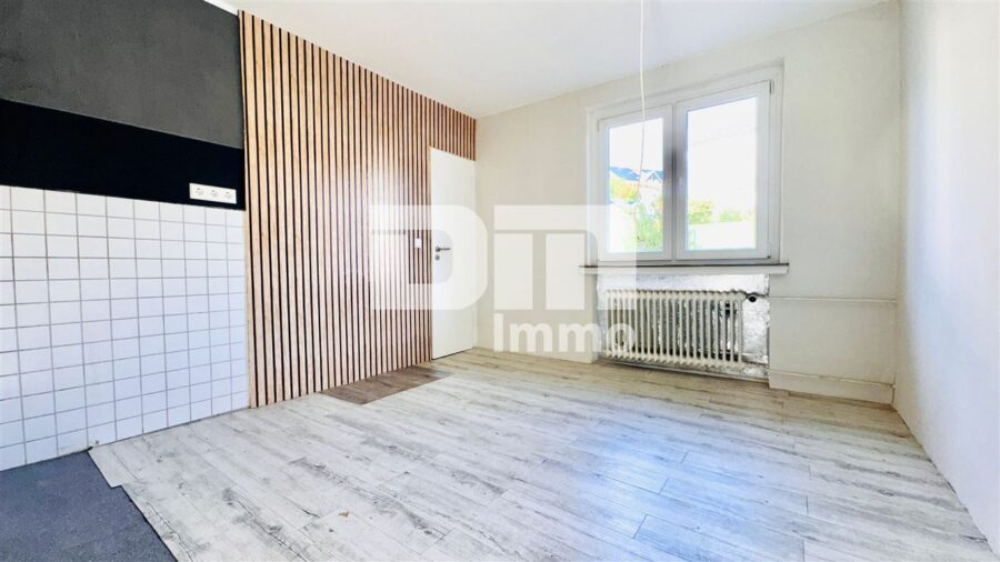 Modernisiertes Einfamilienhaus mit großer Garage in ruhiger Lage mit Panoramablick - Hochparterre Küche / Zugang Gäste WC